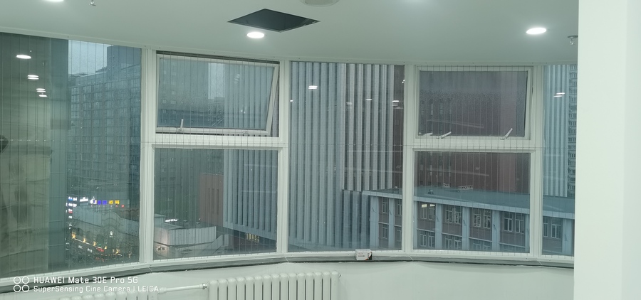 泰富大厦隐形防护网安装效果图