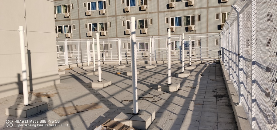 北大医学部楼顶围栏安装效果